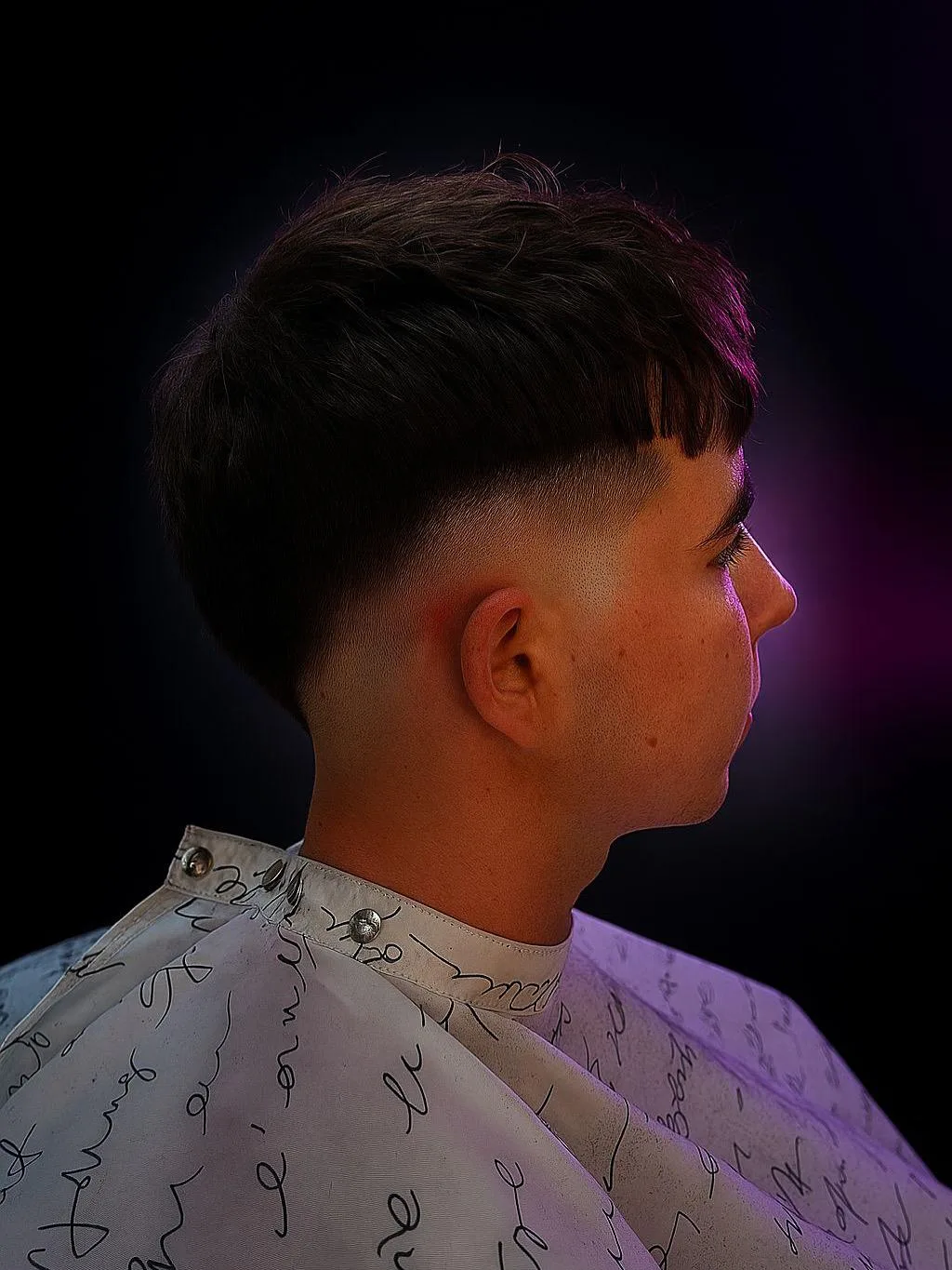 Corte degradado con flequillo texturizado realizado en Tino New Barber
