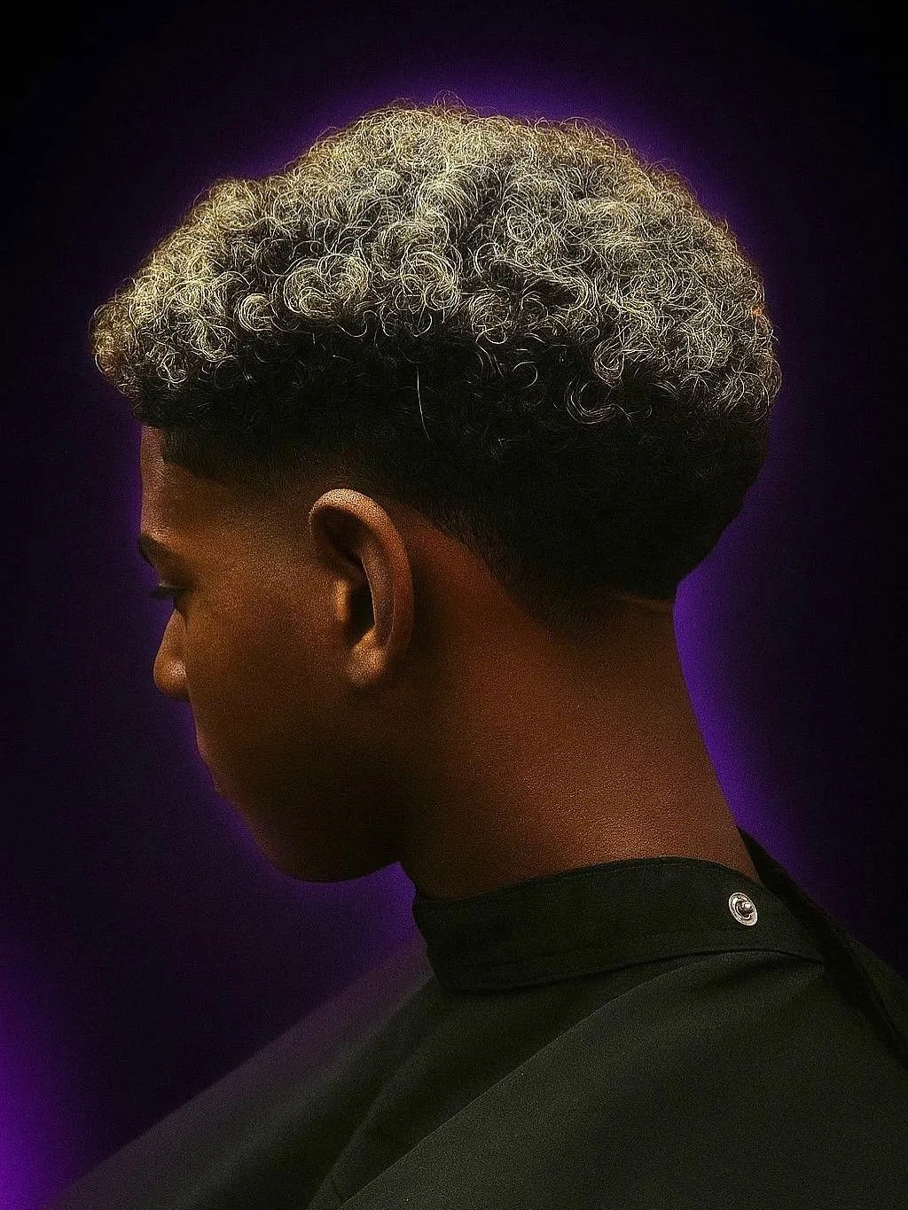 Corte rizado corto con decoloración rubia realizado en Tino New Barber