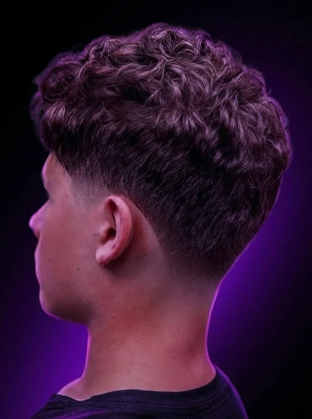 Taper fade en pelo rizado realizado en Tino New Barber