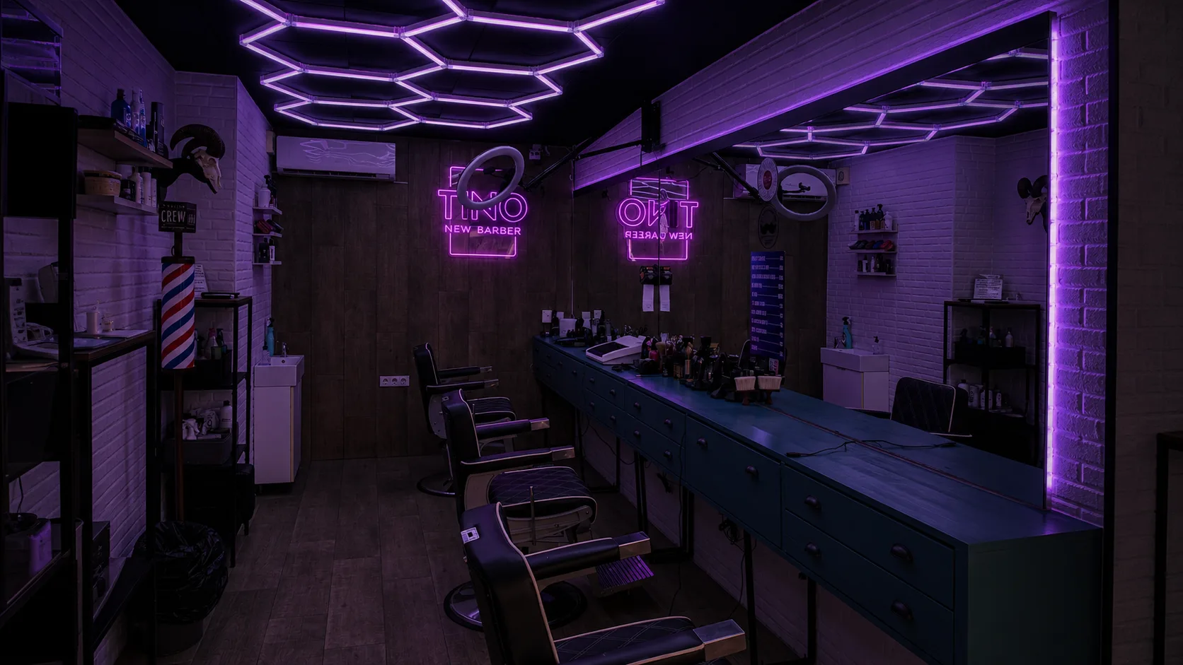 Interior de la barbería Tino New Barber en San Juan de Aznalfarache con iluminación LED morada